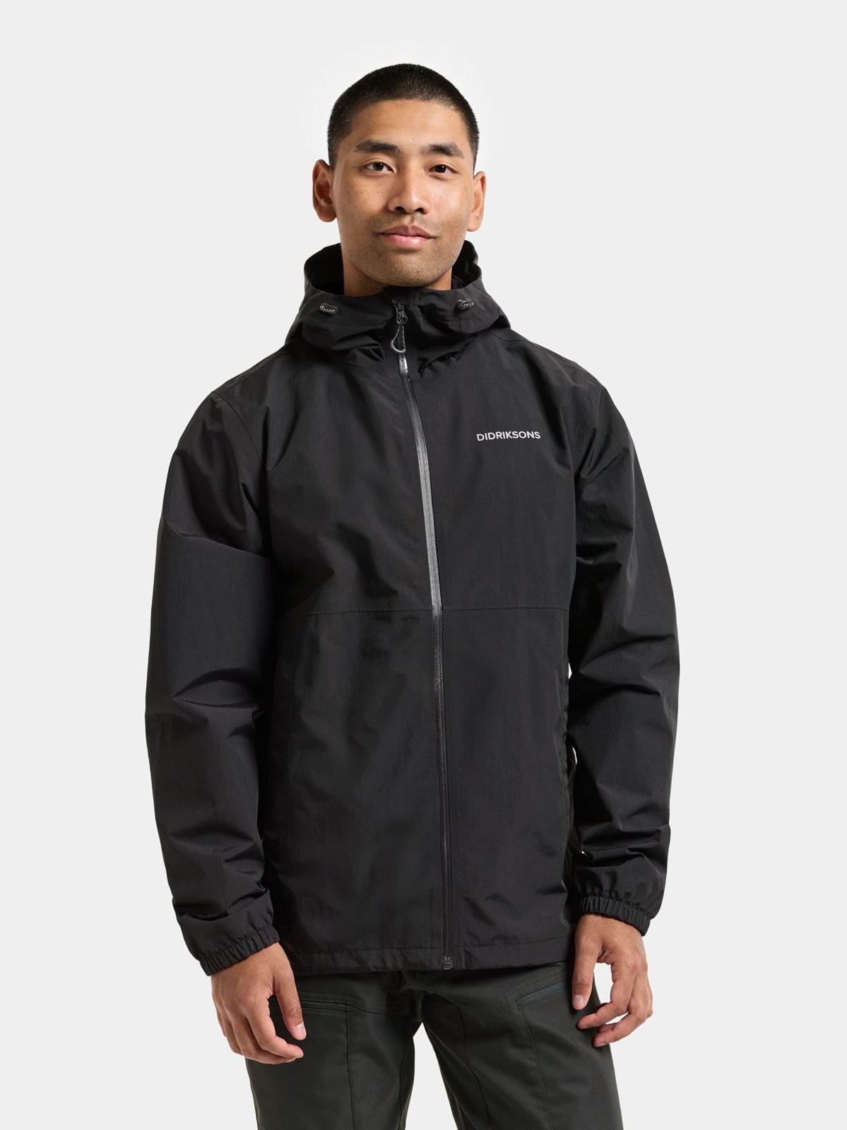 Didriksons Dario Jacket Black – på modell framifrån