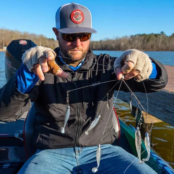 Fiskare i båt med Fish Monkey Wooly ullhandskar och umbrella rig