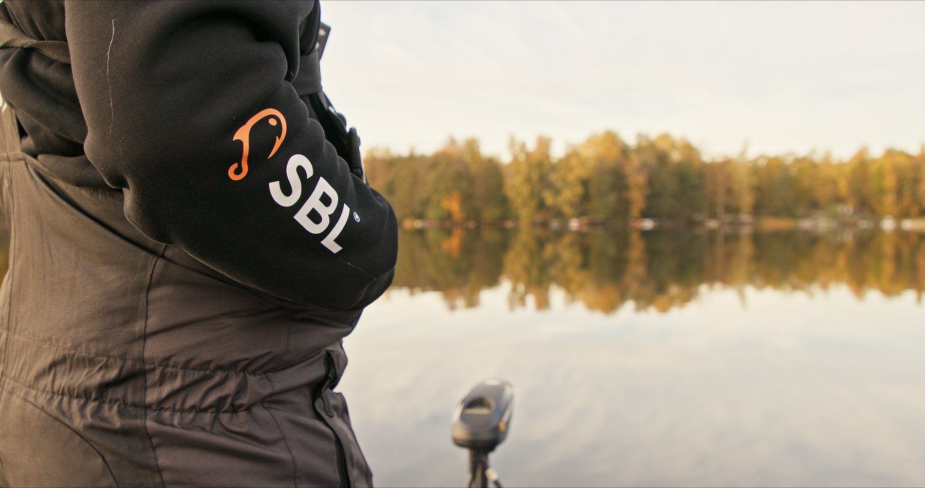 Närbild på SBL-trycket på ärmen av SBL W Hoodie