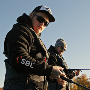 SBL W Hoodie i svart med SBL-tryck på ärmen