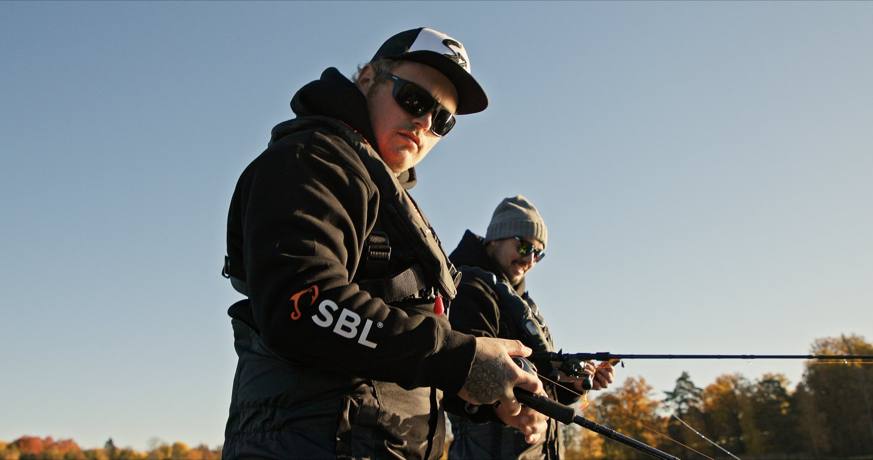 SBL W Hoodie i svart med SBL-tryck på ärmen